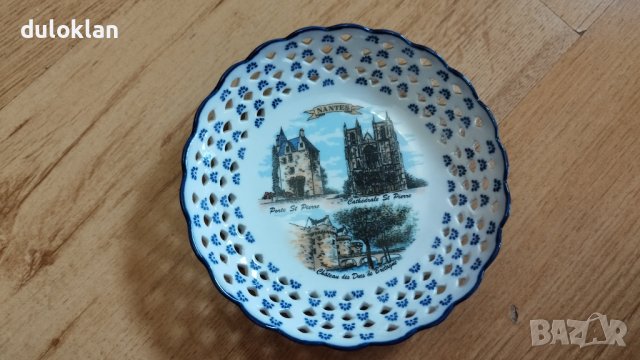 Красива порцеланова чиния от Нант,Франция.