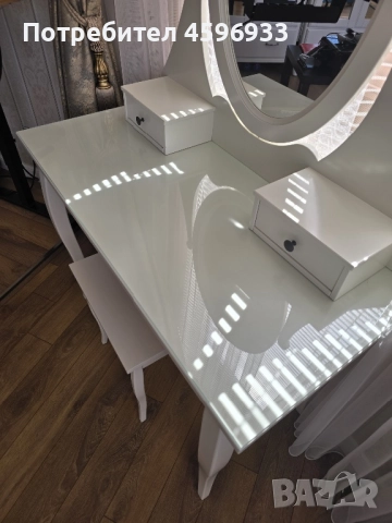 Тоалетка с дървена табуретка IKEA, снимка 5 - Тоалетки - 51738236