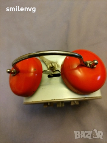 Метален механичен будилник , снимка 3 - Други ценни предмети - 53454687