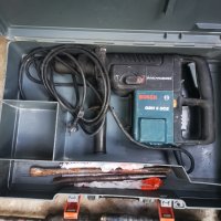 Продавам големи къртачи BOSCH  Къртач Bosch GBH 5 DCE 1100W комплект с куфар и две шила Цена 400лв. , снимка 2 - Бормашини - 36785802