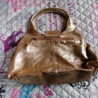 Златиста чанта естествена кожа , снимка 2 - Чанти - 28908730