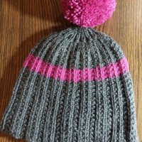 Ръчно плетена шапка, снимка 3 - Шапки, шалове и ръкавици - 38614746