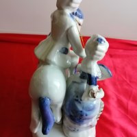 Стара Френска Порцеланова  Статуетка , Двойка с Кон, снимка 5 - Антикварни и старинни предмети - 43112431