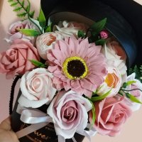 Кутия шапка със сапунени цветя за бъдещи абитуриенти или абсолвенти🎓, снимка 1 - Подаръци за жени - 40417060