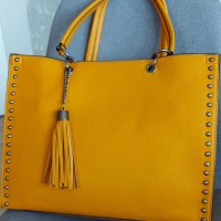 Дамска чанта в цвят горчица с капси и аксесоар, снимка 6 - Чанти - 37916257