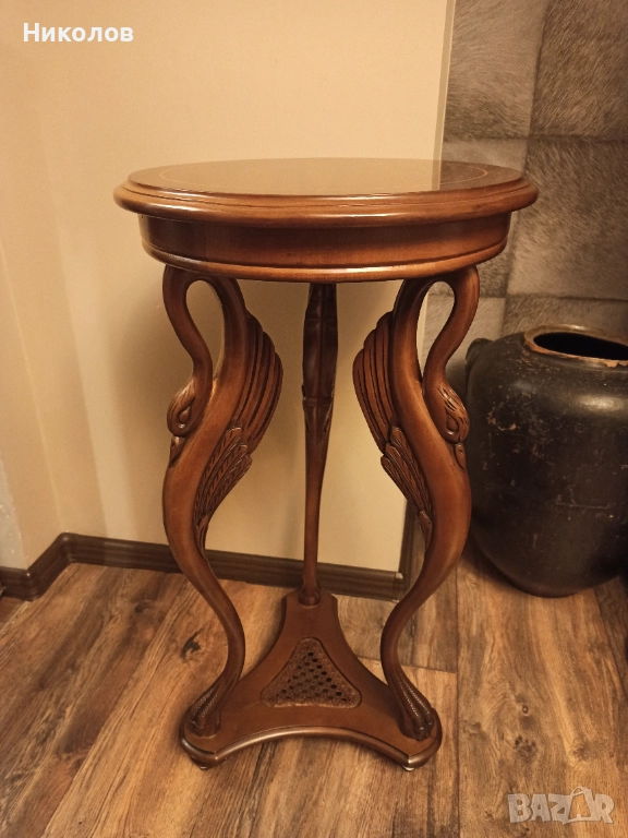 Старинна помощна масичка с лебеди, снимка 1