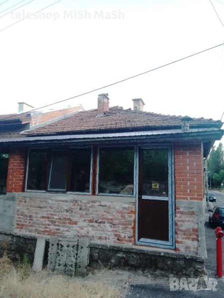 Продавам къща с тераса магазин гараж сейвант двор, снимка 1