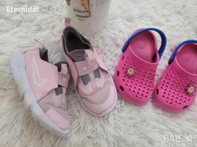 Розови маратонки NIKE за момиченце и кроксове 