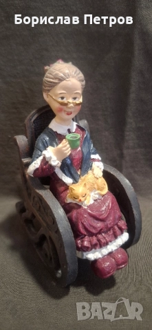 Изящна фигурка "Баба пие чай"