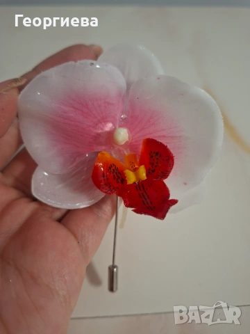 Брошка Орхидея покрита със смола