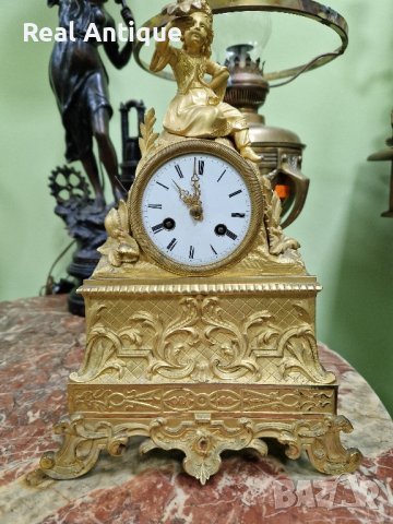 Прекрасен антикварен френски бронзов каминен часовник 