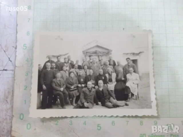 Снимка стара на група със свещеници пред сграда