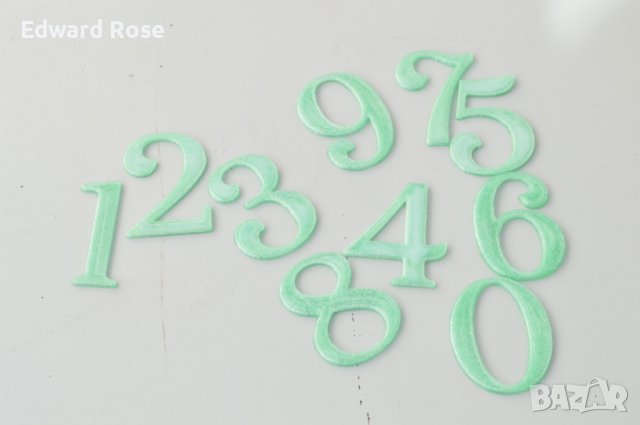 Цифри числа направени от пластмаса 