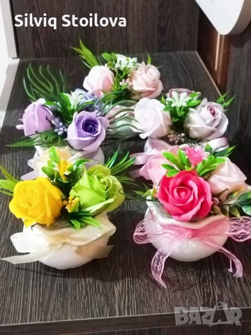 ‼️НОВО‼️За празника на жената зарадвайте дамите с керамична кашпа със сапунени цветя, снимка 2 - Подаръци за жени - 43985820