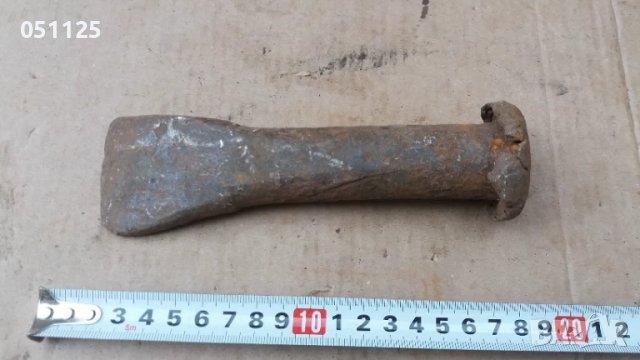 стар масивен клин, секач за трупи 