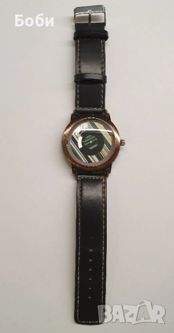 Часовник с интересен цветен циферблат