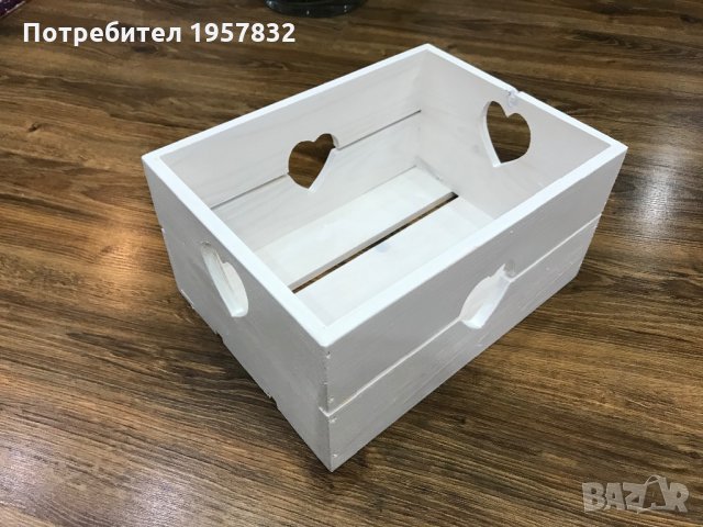 Декоративна дървена щайга със сърчица