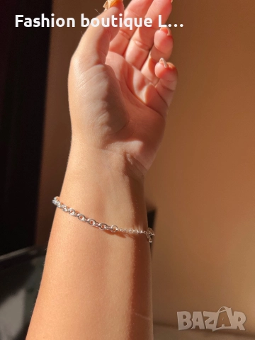 Сребриста гривна с безопасна игла с блестящи камъчета, снимка 4 - Гривни - 52248117