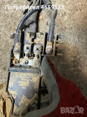 Кутийка с бушони на плусовите клеми на Ауди Audi A8 D4 H4 само за 50лв. 4h0937517, снимка 2 - Части - 52536074