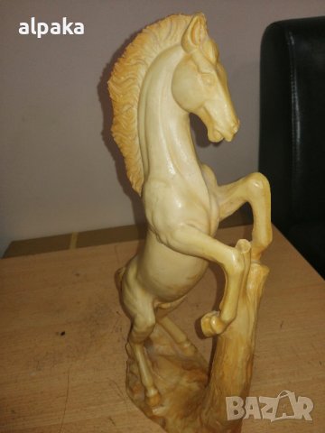 Продавам красива статуетка на кон,пластика, снимка 2 - Статуетки - 43847972