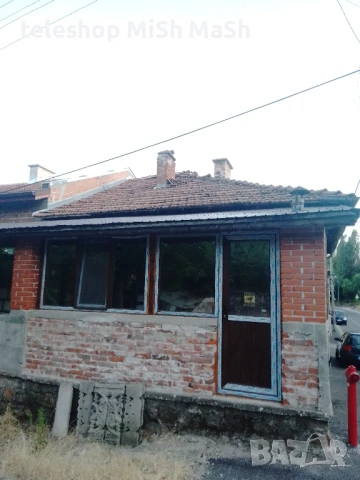 Продавам къща с тераса магазин гараж сейвант двор, снимка 1