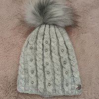 Сива плетена шапка с мъниста и пухкав помпон, снимка 1 - Шапки - 37534261