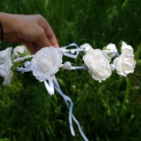 Венец за коса в бяло с Цветя и перлички за Сватба или Кръщене Аксесоар за коса Бяло Венче с цветя , снимка 1 - Аксесоари за коса - 36735613