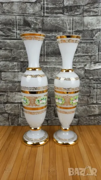 Две стъклени бели вази - Бохемия, снимка 1