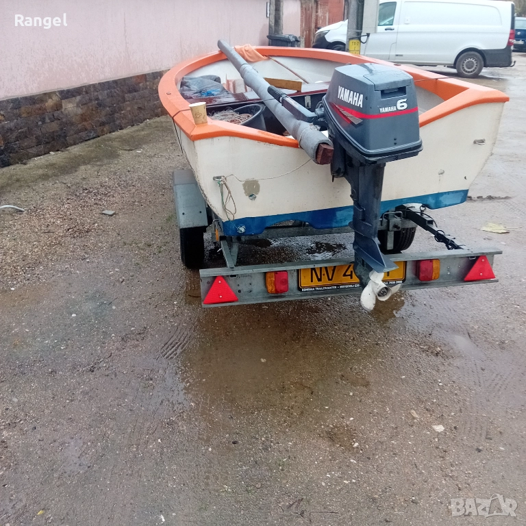 Лодка с колесар и мотор, снимка 1