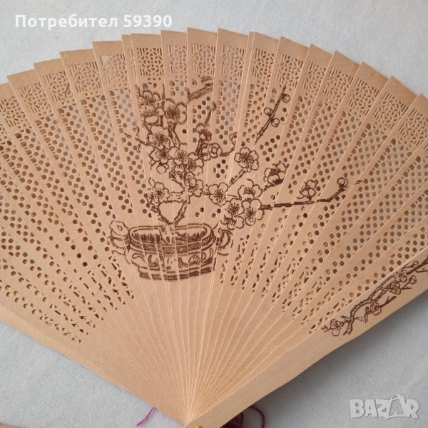Дървено ветрило с изящни изображения, снимка 1