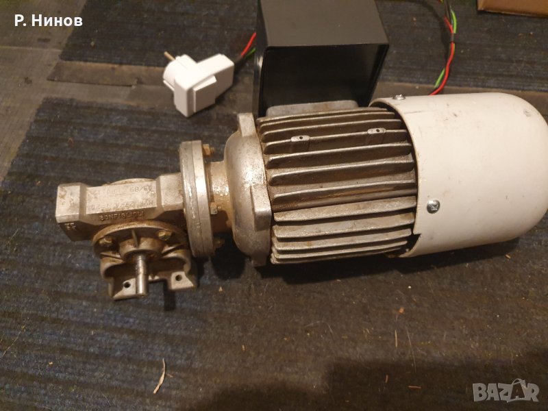 Монофазен ел.двигател/електромотор/електродвигател - редуктор 0.37 kW 100 оборота, снимка 1