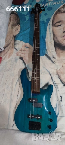 Бас китара-почти нова с кубе, снимка 2 - Акордеони - 53207380