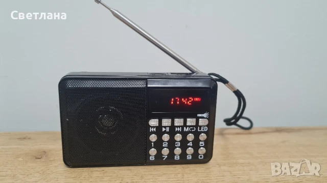 Джобно радио с фенерче и карта памет