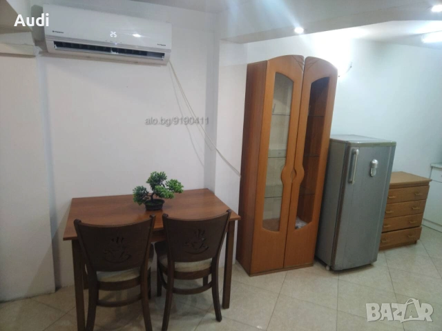 Давам под наем напълно обзаведена партерна боксионера 28кв.м. За сам човек.  Свободна от 08.03.2026г