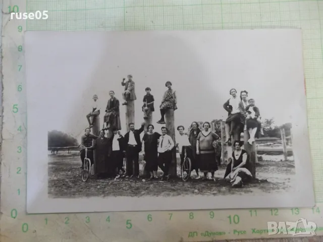 Снимка стара на група младежи с два велосипеда