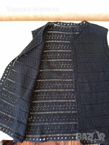 Черен елек на една кука