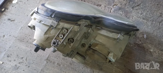 Ляв фар Mercedes W203 C-Class, снимка 2 - Части - 51234789