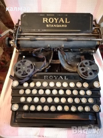 Много стара пишеща машина 