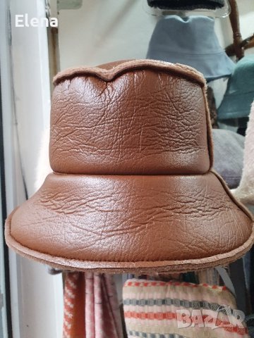 Модерна шапка тип идиотка