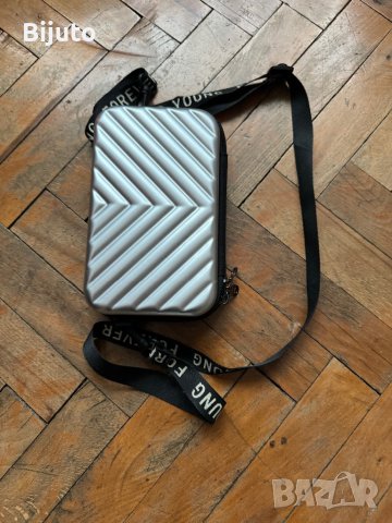 Малка чанта , снимка 2 - Чанти - 43395381