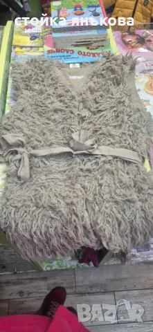 Продавам бежов елек с косъм велурена панделка , снимка 4 - Елеци - 48268491