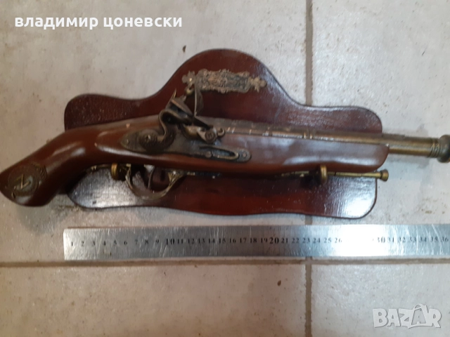 Дървена стойка за стена за пистолет,пищов,нож и др., снимка 2 - Декорация за дома - 52321202