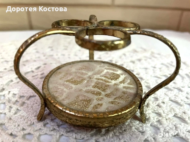 Красива месингова поставка с бродерия за 3 червила от Англия, снимка 3 - Антикварни и старинни предмети - 52839665