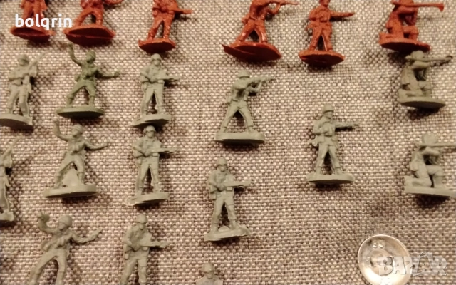 50 броя стари пластмасови фигурки играчки войници / 20 стотинки за един брой , снимка 6 - Колекции - 52914501