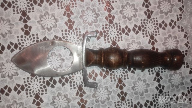 Стар нож с дървена дръжка