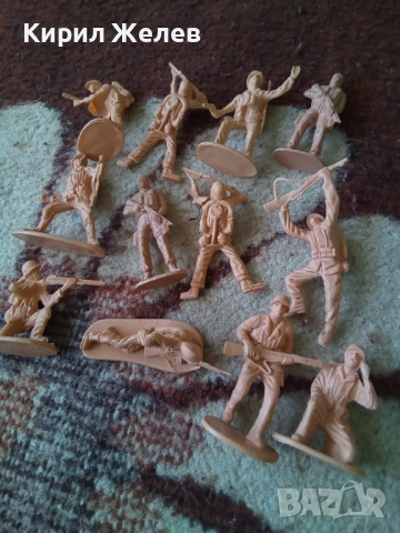 Войници пластмасови 12 броя 51735, снимка 8 - Колекции - 52105463