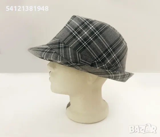 Дамска шапка сиво каре