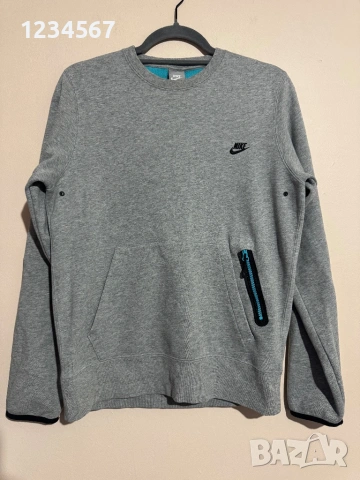 Nike Gray sportswear Tech Fleece.