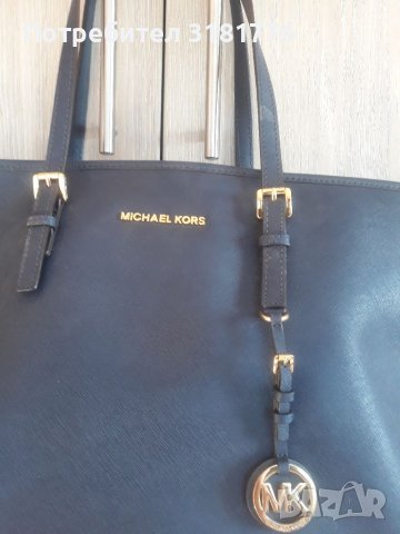 Дамска чанта тъмно синя на MICHAEL Kors, с 5 преградки.Оригинална.