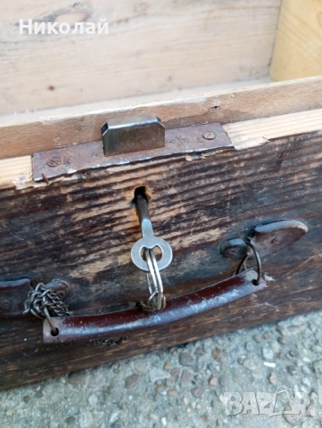 Старинен дървен куфар с ключ, снимка 3 - Антикварни и старинни предмети - 51478044